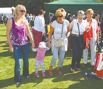 These ladies were jigging along to the Polygon Dixieland Jazz Band.