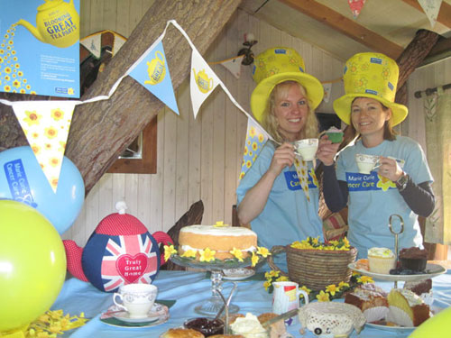 Marie Curie fundraisers Kirsty Savin and Yvonne Orr.