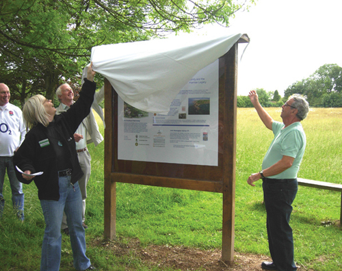 Pat and Jim Johnson unveiling the information board.  Photograph by E. Howard. 