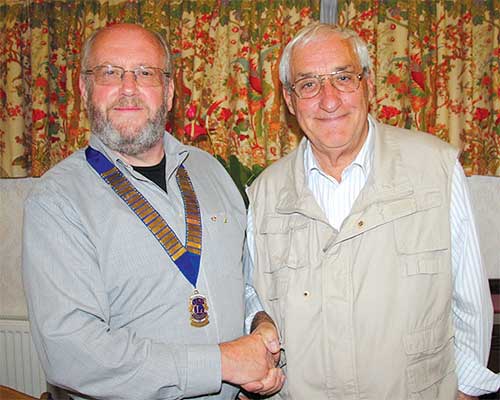 New President of COGS, Tony Skilbeck (left) being congratulated by the outgoing President, Ken Reissland.